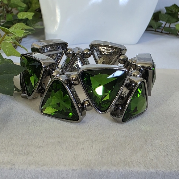 Silver and Emerald Green Triangle Crystal Stone Stretch Bracelet - Picture 4 of 11